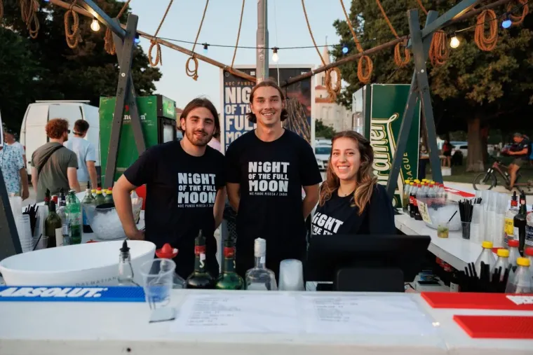 Odmjereno i damski: Zgodna plavuša svojom pojavom u potpunosti očarala Zadrane