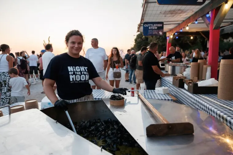 Odmjereno i damski: Zgodna plavuša svojom pojavom u potpunosti očarala Zadrane