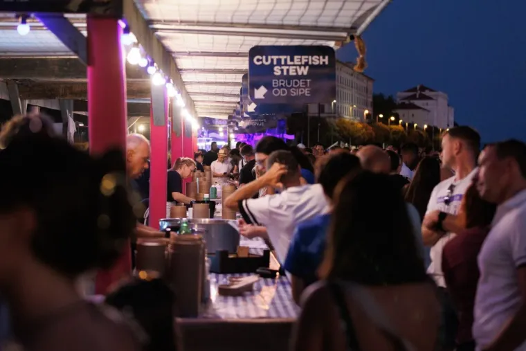 Odmjereno i damski: Zgodna plavuša svojom pojavom u potpunosti očarala Zadrane