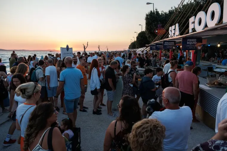 Odmjereno i damski: Zgodna plavu&scaron;a svojom pojavom u potpunosti očarala Zadrane