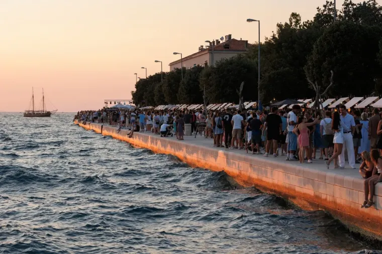 Odmjereno i damski: Zgodna plavu&scaron;a svojom pojavom u potpunosti očarala Zadrane