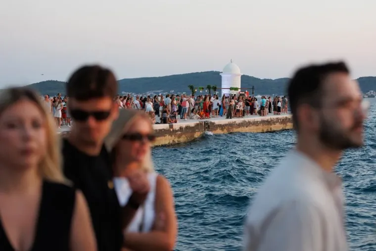 Odmjereno i damski: Zgodna plavu&scaron;a svojom pojavom u potpunosti očarala Zadrane