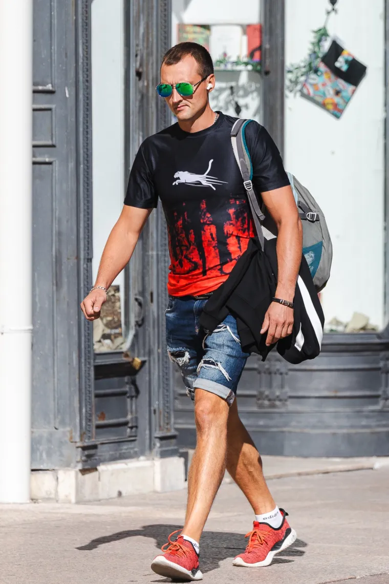 Skupa torbica, pune usne i uska odjeća: Riječanka podigla pra&scaron;inu gdje god je po&scaron;la