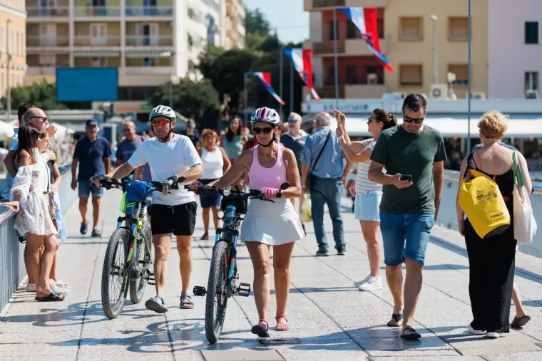 Ljepotica savršene figure pokorila plažu u Zadru, a centrom zablistale brojne dame