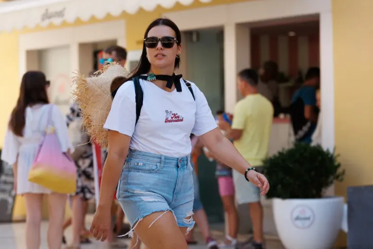 Ljepotica savr&scaron;ene figure pokorila plažu u Zadru, a centrom zablistale brojne dame