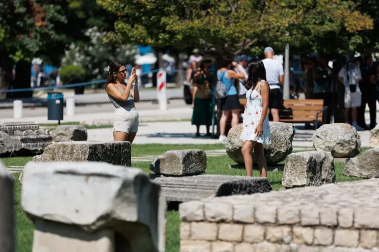 Ljepotica savr&scaron;ene figure pokorila plažu u Zadru, a centrom zablistale brojne dame