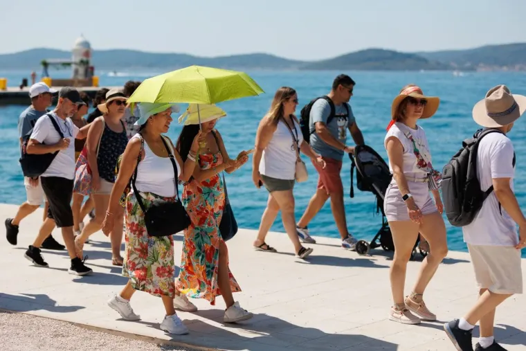 Ljepotica savr&scaron;ene figure pokorila plažu u Zadru, a centrom zablistale brojne dame