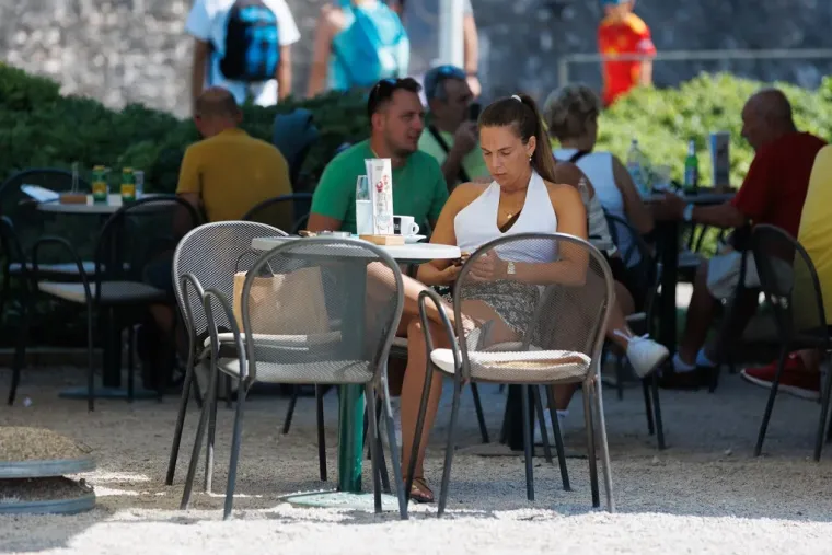 Ljepotica savr&scaron;ene figure pokorila plažu u Zadru, a centrom zablistale brojne dame