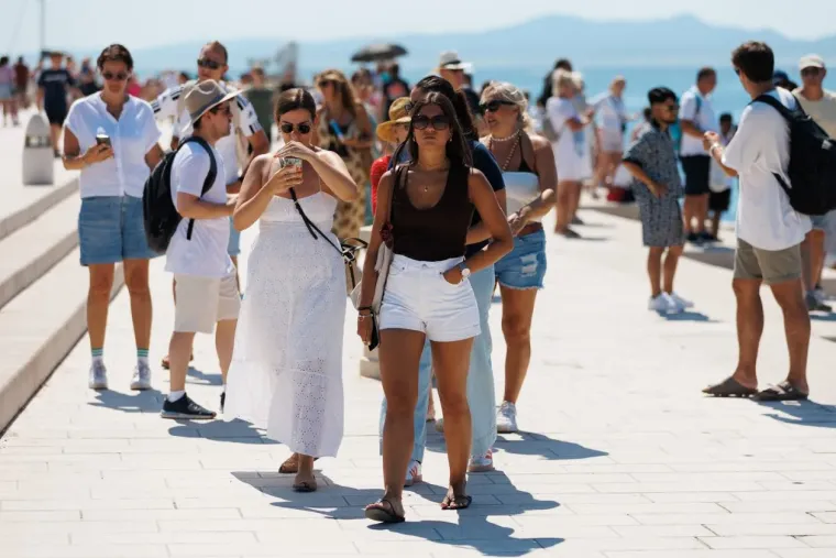 Ljepotica savr&scaron;ene figure pokorila plažu u Zadru, a centrom zablistale brojne dame