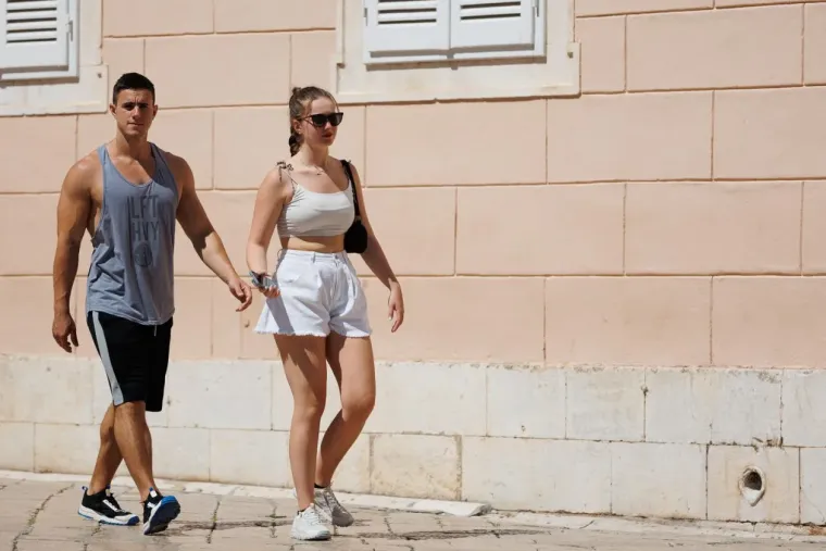 Ljepotica savr&scaron;ene figure pokorila plažu u Zadru, a centrom zablistale brojne dame