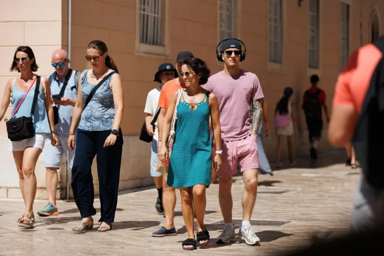 Ljepotica savr&scaron;ene figure pokorila plažu u Zadru, a centrom zablistale brojne dame