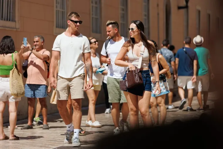 Ljepotica savr&scaron;ene figure pokorila plažu u Zadru, a centrom zablistale brojne dame