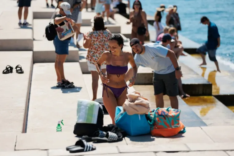 Ljepotica savršene figure pokorila plažu u Zadru, a centrom zablistale brojne dame