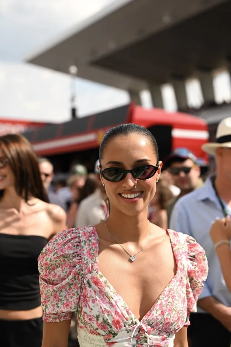 Tko je ljepotica koja ljubi slavnog vozača Formule 1? Zavr&scaron;ila je težak fakultet, a prepoznao ju je i Vogue