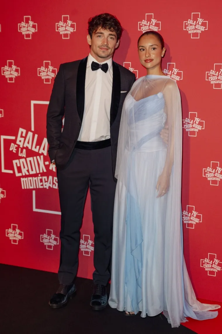 Tko je ljepotica koja ljubi slavnog vozača Formule 1? Završila je težak fakultet, a prepoznao ju je i Vogue