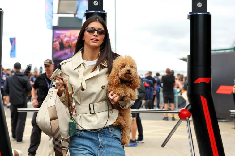 Tko je ljepotica koja ljubi slavnog vozača Formule 1? Zavr&scaron;ila je težak fakultet, a prepoznao ju je i Vogue