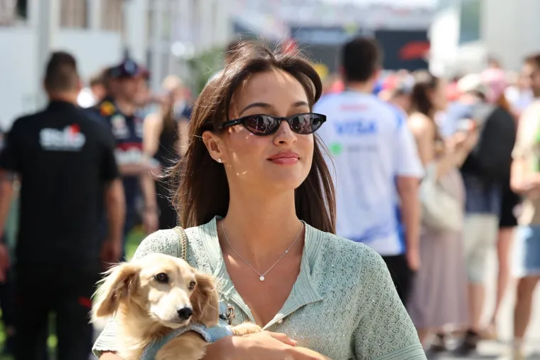 Tko je ljepotica koja ljubi slavnog vozača Formule 1? Zavr&scaron;ila je težak fakultet, a prepoznao ju je i Vogue