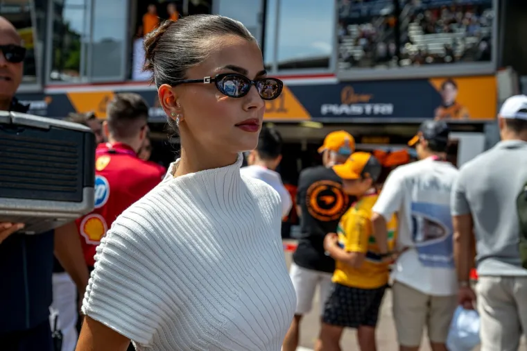Tko je ljepotica koja ljubi slavnog vozača Formule 1? Zavr&scaron;ila je težak fakultet, a prepoznao ju je i Vogue