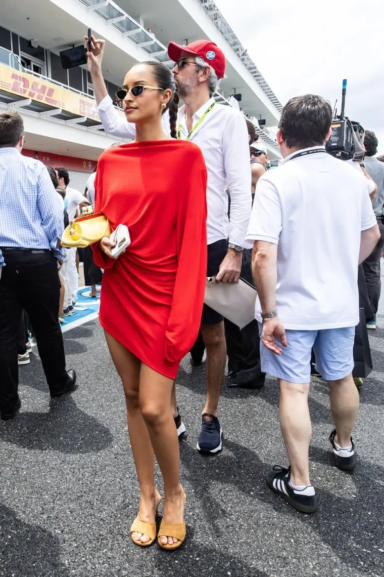 Tko je ljepotica koja ljubi slavnog vozača Formule 1? Zavr&scaron;ila je težak fakultet, a prepoznao ju je i Vogue