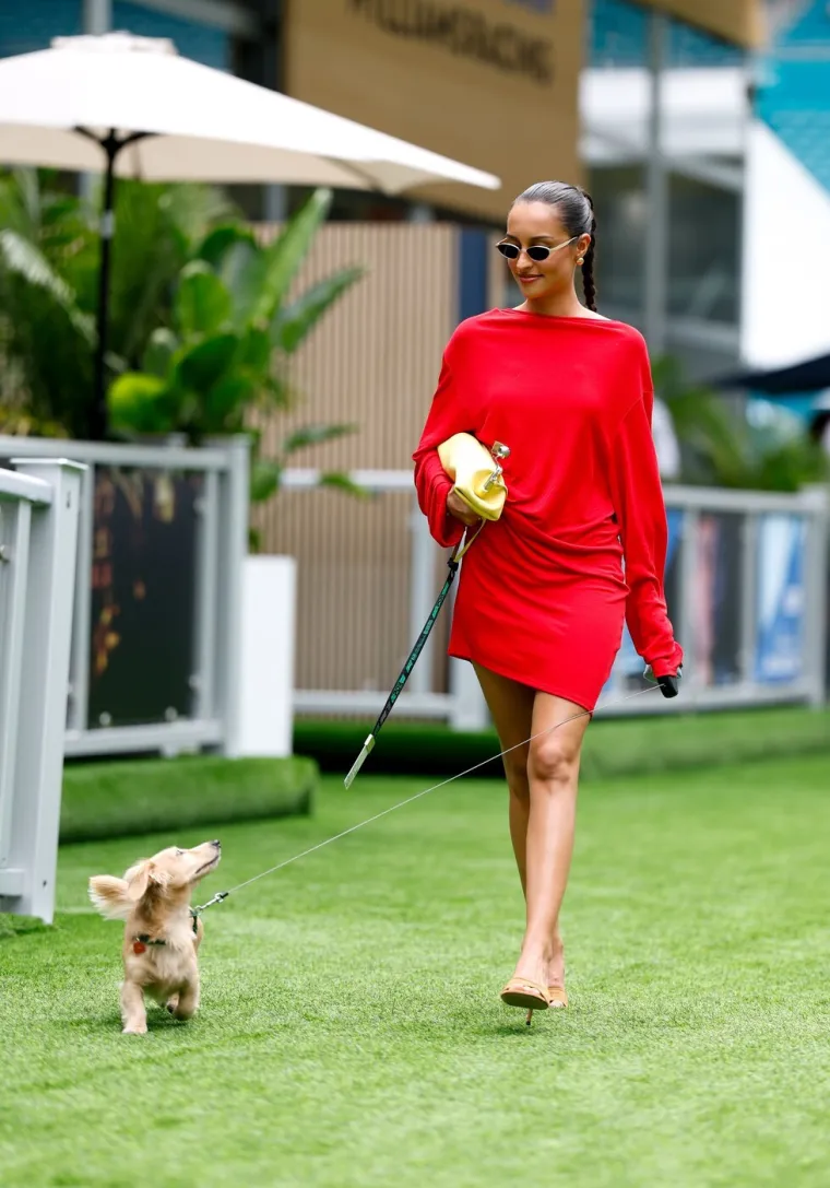 Tko je ljepotica koja ljubi slavnog vozača Formule 1? Zavr&scaron;ila je težak fakultet, a prepoznao ju je i Vogue