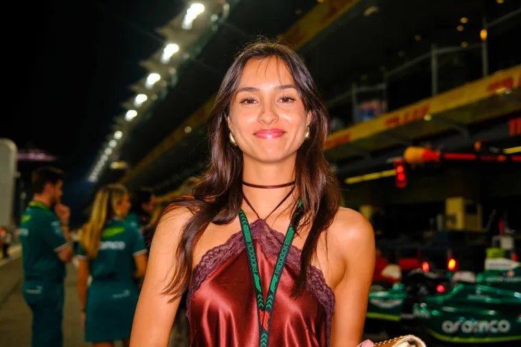 Tko je ljepotica koja ljubi slavnog vozača Formule 1? Zavr&scaron;ila je težak fakultet, a prepoznao ju je i Vogue