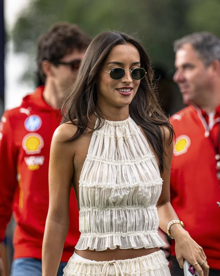 Tko je ljepotica koja ljubi slavnog vozača Formule 1? Zavr&scaron;ila je težak fakultet, a prepoznao ju je i Vogue