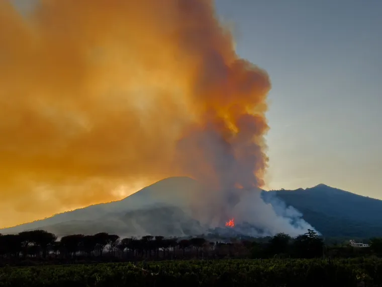 Dim se diže iz Vezuva, ali ne zbog erupcije: Vatrena stihija guta krater vuklana