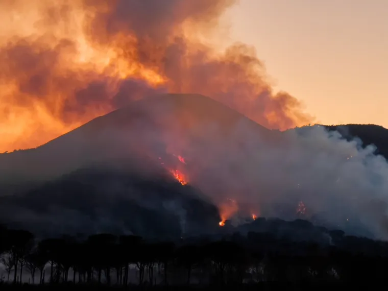 Dim se diže iz Vezuva, ali ne zbog erupcije: Vatrena stihija guta krater vuklana