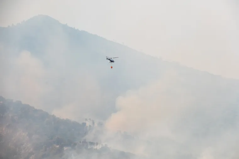 Dim se diže iz Vezuva, ali ne zbog erupcije: Vatrena stihija guta krater vuklana