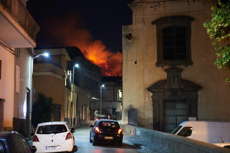 Dim se diže iz Vezuva, ali ne zbog erupcije: Vatrena stihija guta krater vuklana