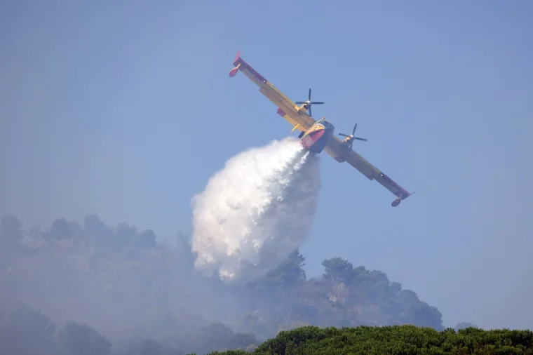 Dim se diže iz Vezuva, ali ne zbog erupcije: Vatrena stihija guta krater vuklana