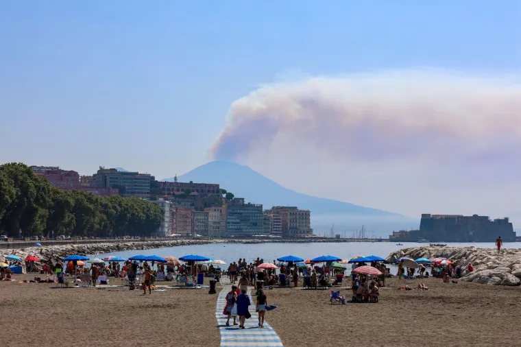 Dim se diže iz Vezuva, ali ne zbog erupcije: Vatrena stihija guta krater vuklana