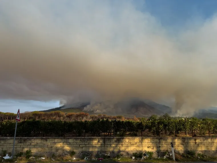 Dim se diže iz Vezuva, ali ne zbog erupcije: Vatrena stihija guta krater vuklana