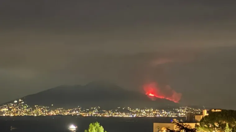 Dim se diže iz Vezuva, ali ne zbog erupcije: Vatrena stihija guta krater vuklana