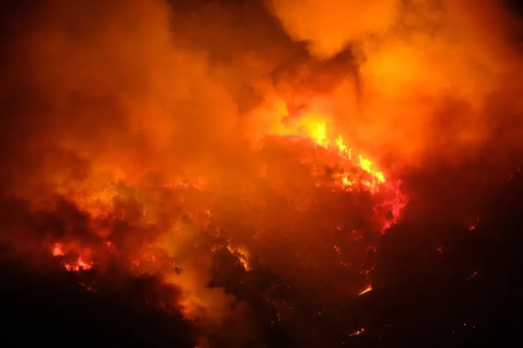 Dim se diže iz Vezuva, ali ne zbog erupcije: Vatrena stihija guta krater vuklana