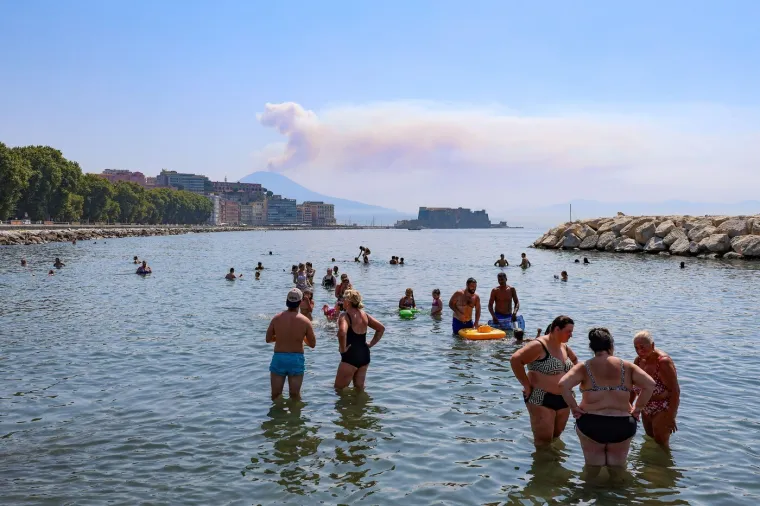 Dim se diže iz Vezuva, ali ne zbog erupcije: Vatrena stihija guta krater vuklana