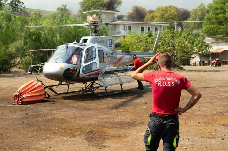 Dim se diže iz Vezuva, ali ne zbog erupcije: Vatrena stihija guta krater vuklana