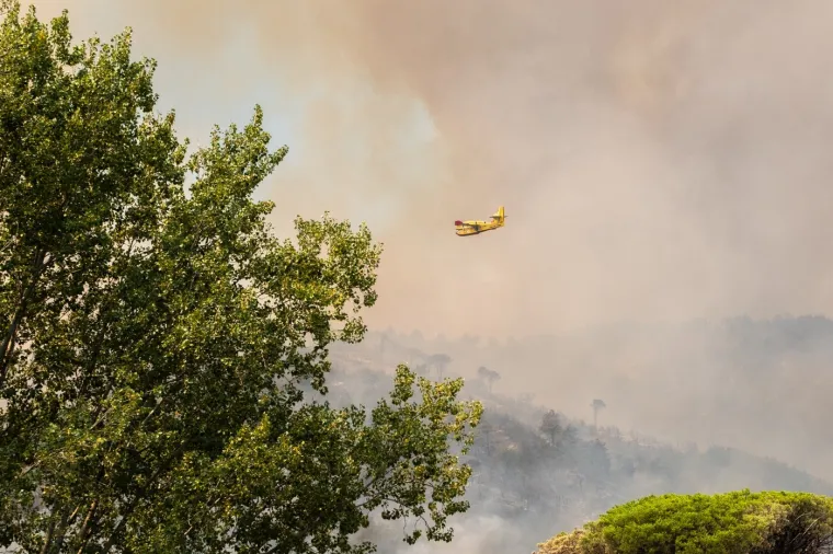 Dim se diže iz Vezuva, ali ne zbog erupcije: Vatrena stihija guta krater vuklana
