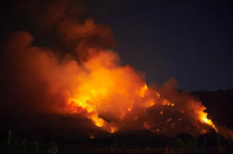 Dim se diže iz Vezuva, ali ne zbog erupcije: Vatrena stihija guta krater vuklana