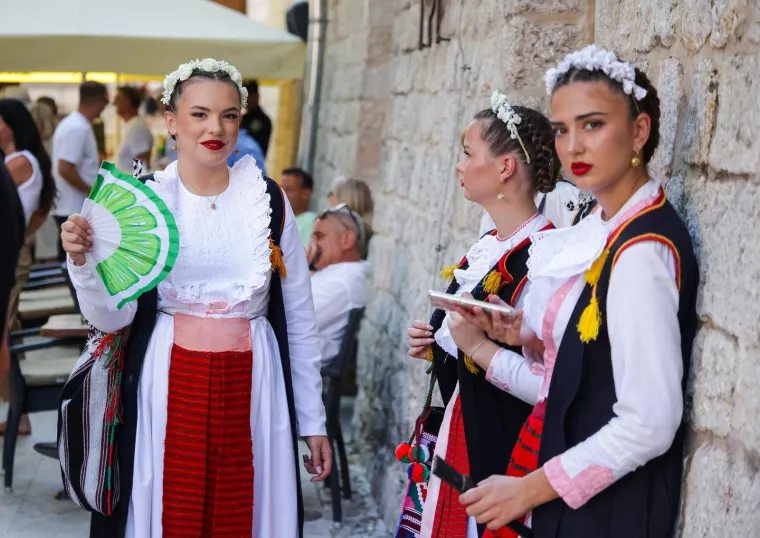 Sinj u znaku šešira i lepeza: Alka ove nedjelje bez defilea, ali s morem stila, ljepote, osmijeha i šušura