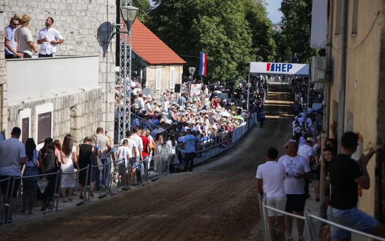 Sinj u znaku &scaron;e&scaron;ira i lepeza: Alka ove nedjelje bez defilea, ali s morem stila, ljepote, osmijeha i &scaron;u&scaron;ura