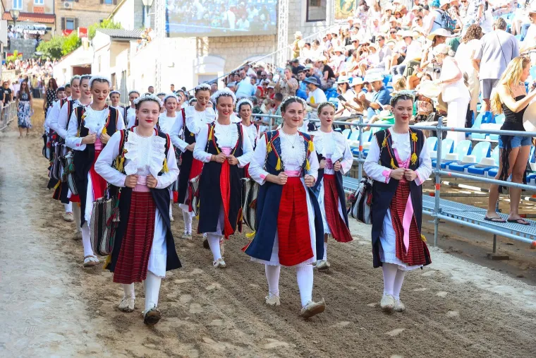 Sinj u znaku &scaron;e&scaron;ira i lepeza: Alka ove nedjelje bez defilea, ali s morem stila, ljepote, osmijeha i &scaron;u&scaron;ura