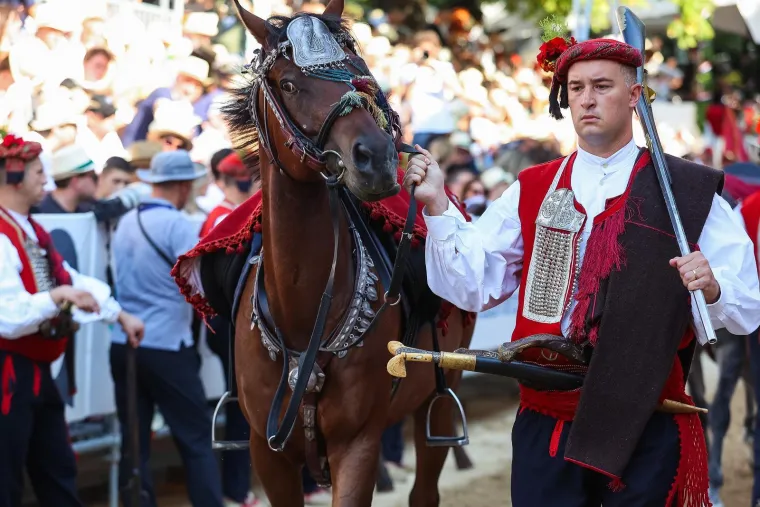 Sinj u znaku &scaron;e&scaron;ira i lepeza: Alka ove nedjelje bez defilea, ali s morem stila, ljepote, osmijeha i &scaron;u&scaron;ura