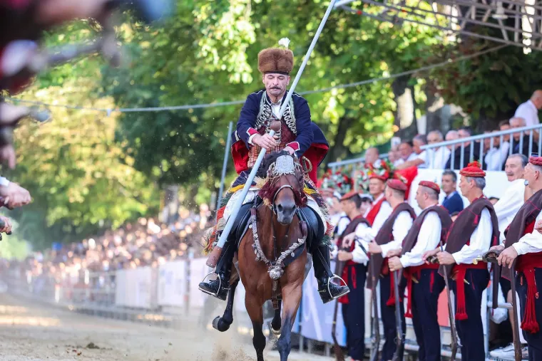 Sinj u znaku šešira i lepeza: Alka ove nedjelje bez defilea, ali s morem stila, ljepote, osmijeha i šušura