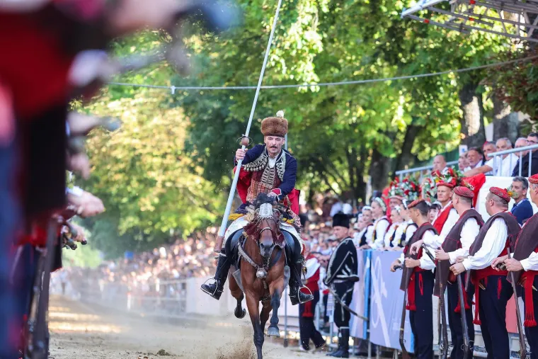 Sinj u znaku šešira i lepeza: Alka ove nedjelje bez defilea, ali s morem stila, ljepote, osmijeha i šušura