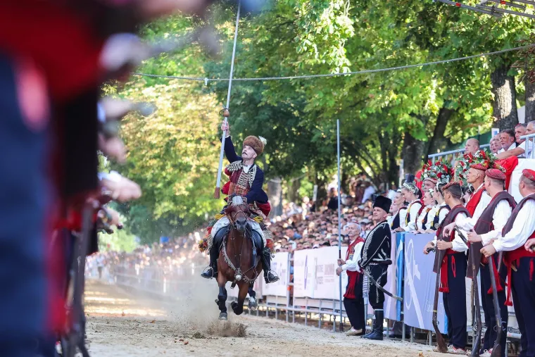 Sinj u znaku &scaron;e&scaron;ira i lepeza: Alka ove nedjelje bez defilea, ali s morem stila, ljepote, osmijeha i &scaron;u&scaron;ura