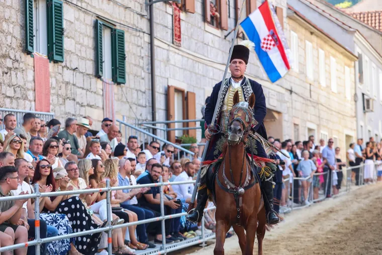 Sinj u znaku šešira i lepeza: Alka ove nedjelje bez defilea, ali s morem stila, ljepote, osmijeha i šušura