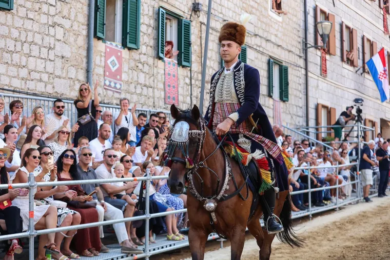 Sinj u znaku šešira i lepeza: Alka ove nedjelje bez defilea, ali s morem stila, ljepote, osmijeha i šušura