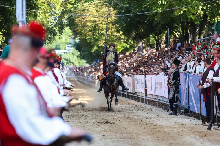 Sinj u znaku &scaron;e&scaron;ira i lepeza: Alka ove nedjelje bez defilea, ali s morem stila, ljepote, osmijeha i &scaron;u&scaron;ura
