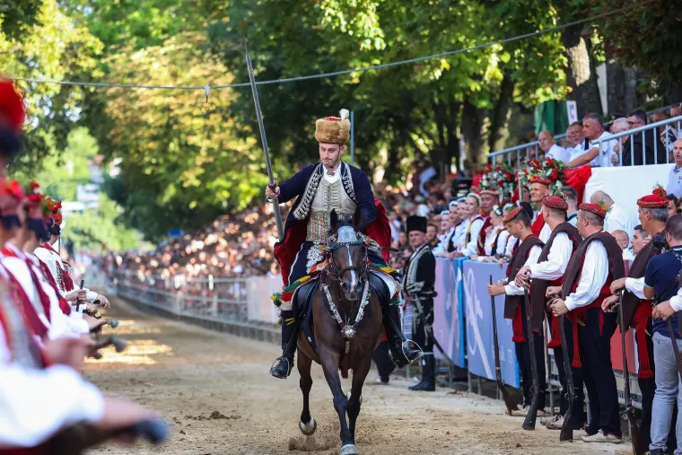 Sinj u znaku &scaron;e&scaron;ira i lepeza: Alka ove nedjelje bez defilea, ali s morem stila, ljepote, osmijeha i &scaron;u&scaron;ura